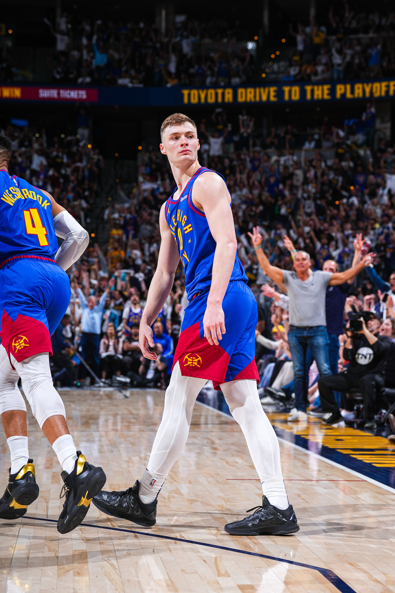 掘金队轻松胜出榜上有名排名第一