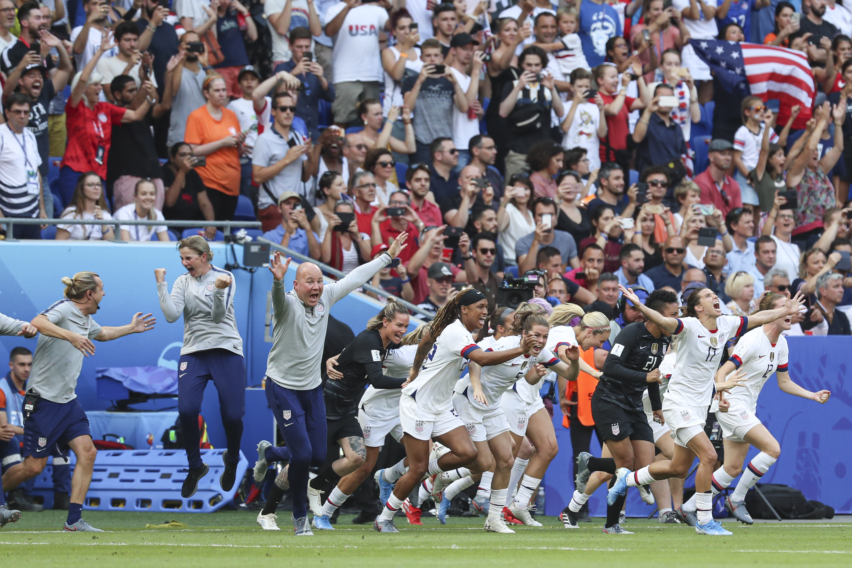 荷兰女子足球队激战至最后，圆满收官