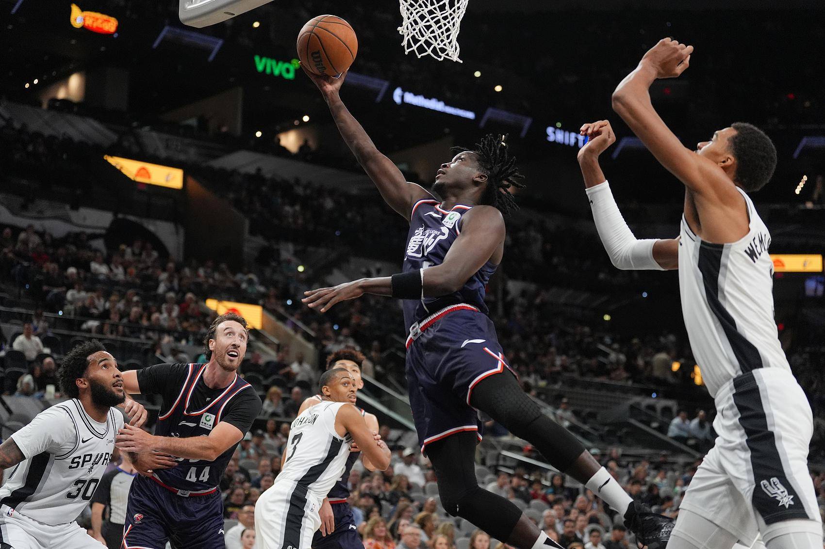 雷火电竞-太阳完胜广州队，欧文点燃赛场