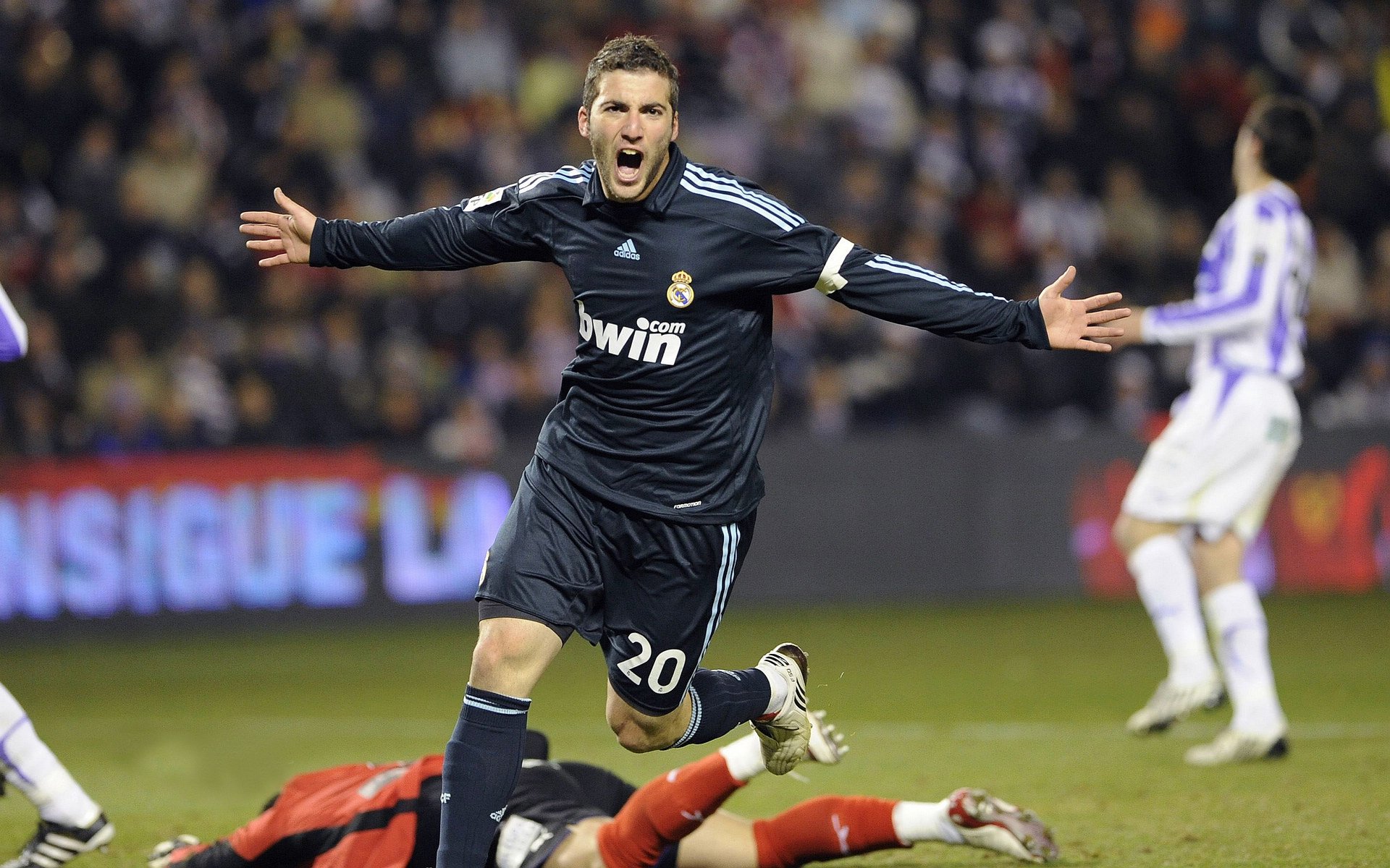 雷火电竞合作-终场前81秒，土耳其的月亮照亮慕尼黑，无名者阿劳霍如何撕裂拜仁的钢铁防线