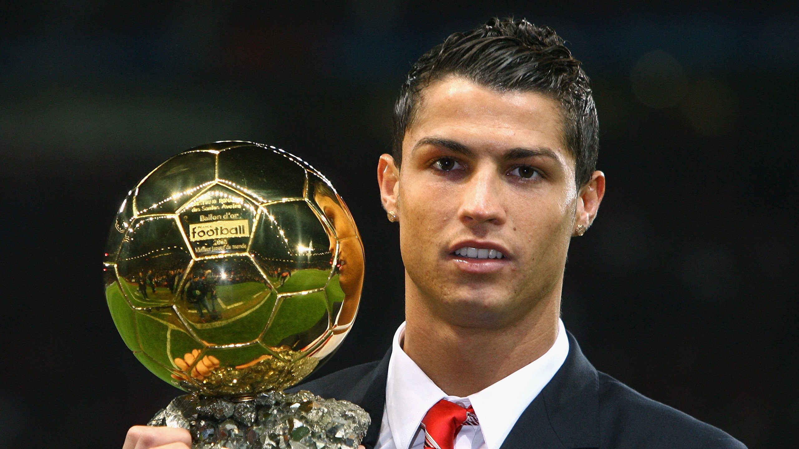 雷火电竞app-当姆巴佩的闪电划过夜空，橙衣军团正稳步编织胜利的网